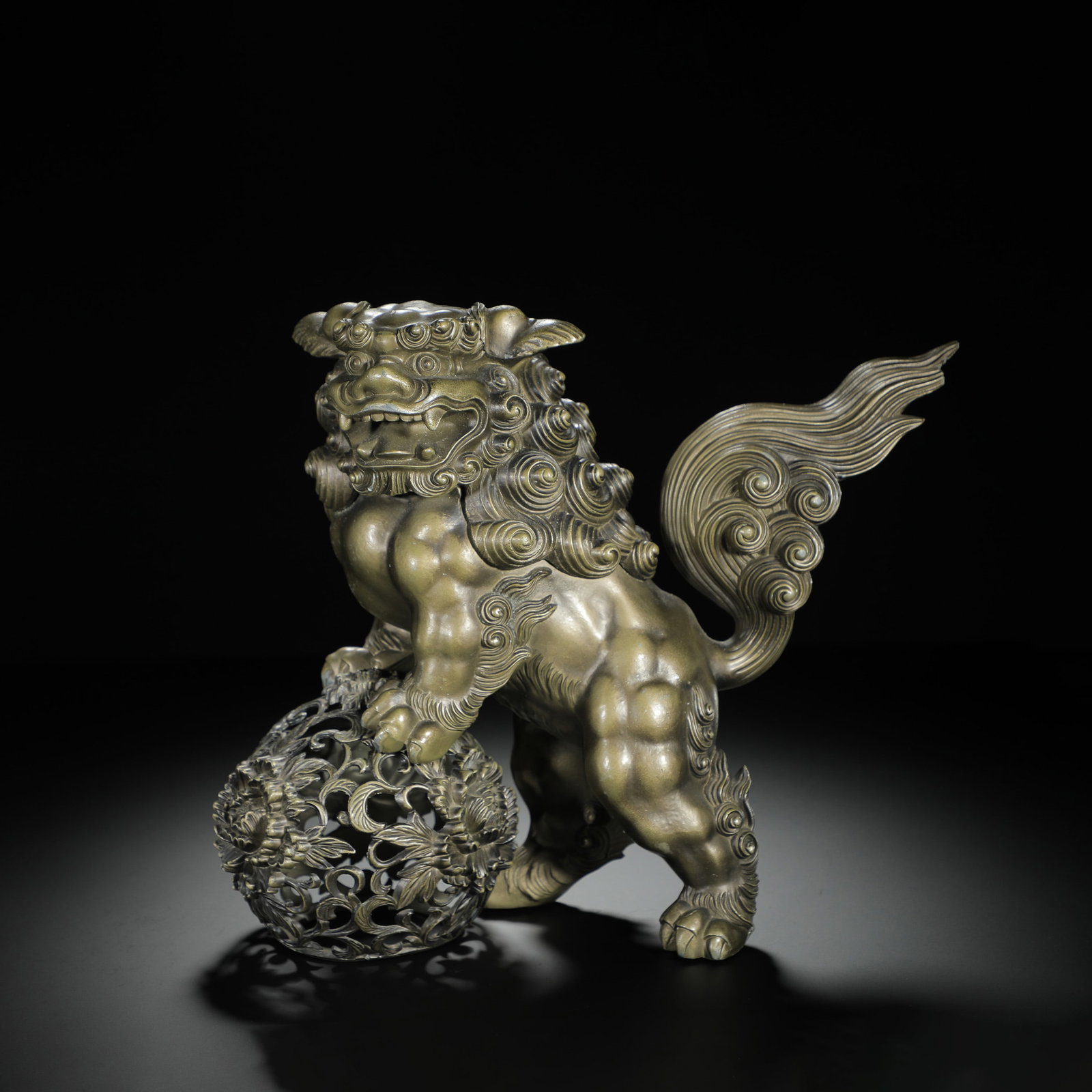 Bronze Lion Rolling Ball Ornament: Bronze Lion Rolling Ball Ornament Length:28cm Width:11cm Height:24.3cm