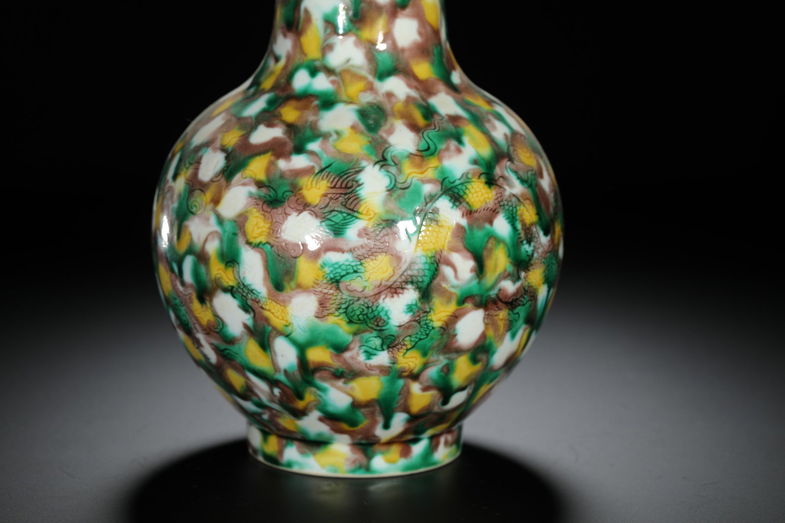 Sancai Incised Dragon Presentation Vase - 3