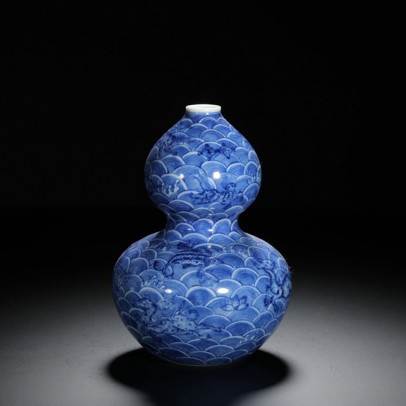 Blue and White Sea Wave Dragon Double-Gourd Vase: Blue and White Sea Wave Dragon Double-Gourd Vase Diam.10cm Height:14cm
