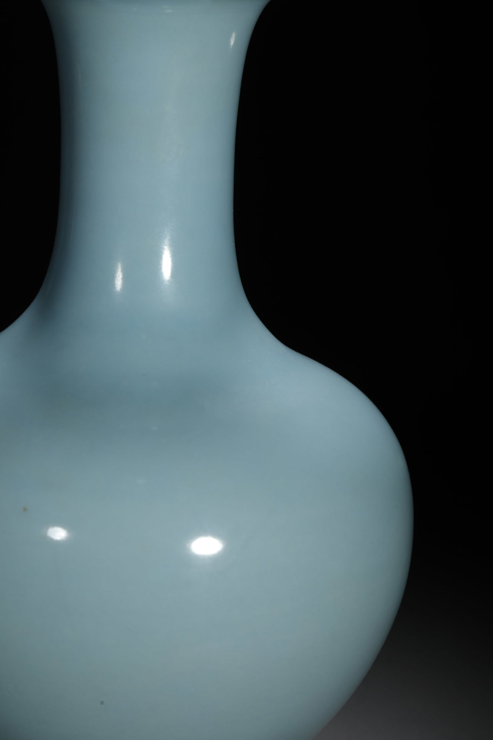 Sky-Blue Glazed Presentation Vase - 5