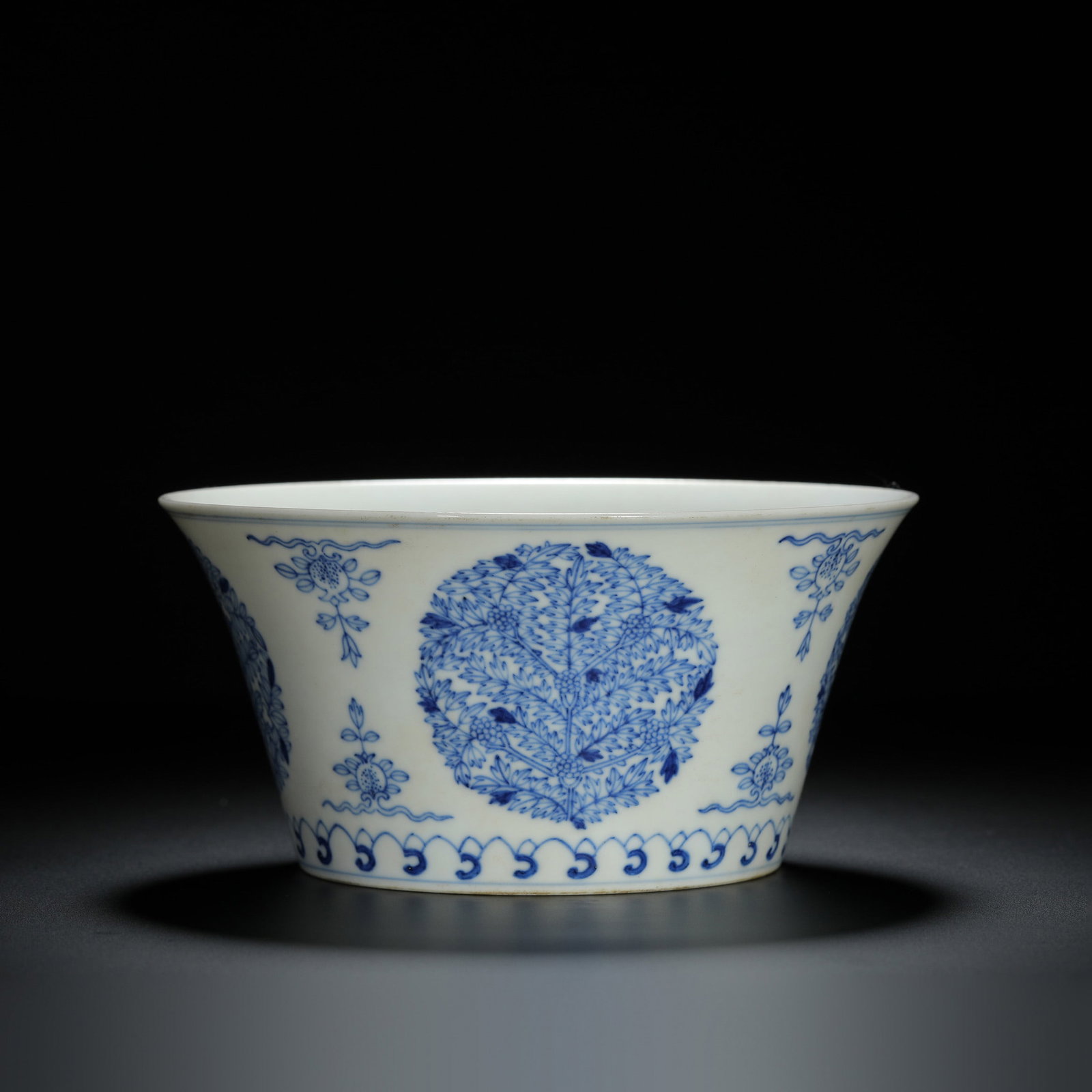Blue and White Floral Medallion Horseshoe Bowl: Blue and White Floral Medallion Horseshoe Bowl Diam.15.3cm Height:7.5cm