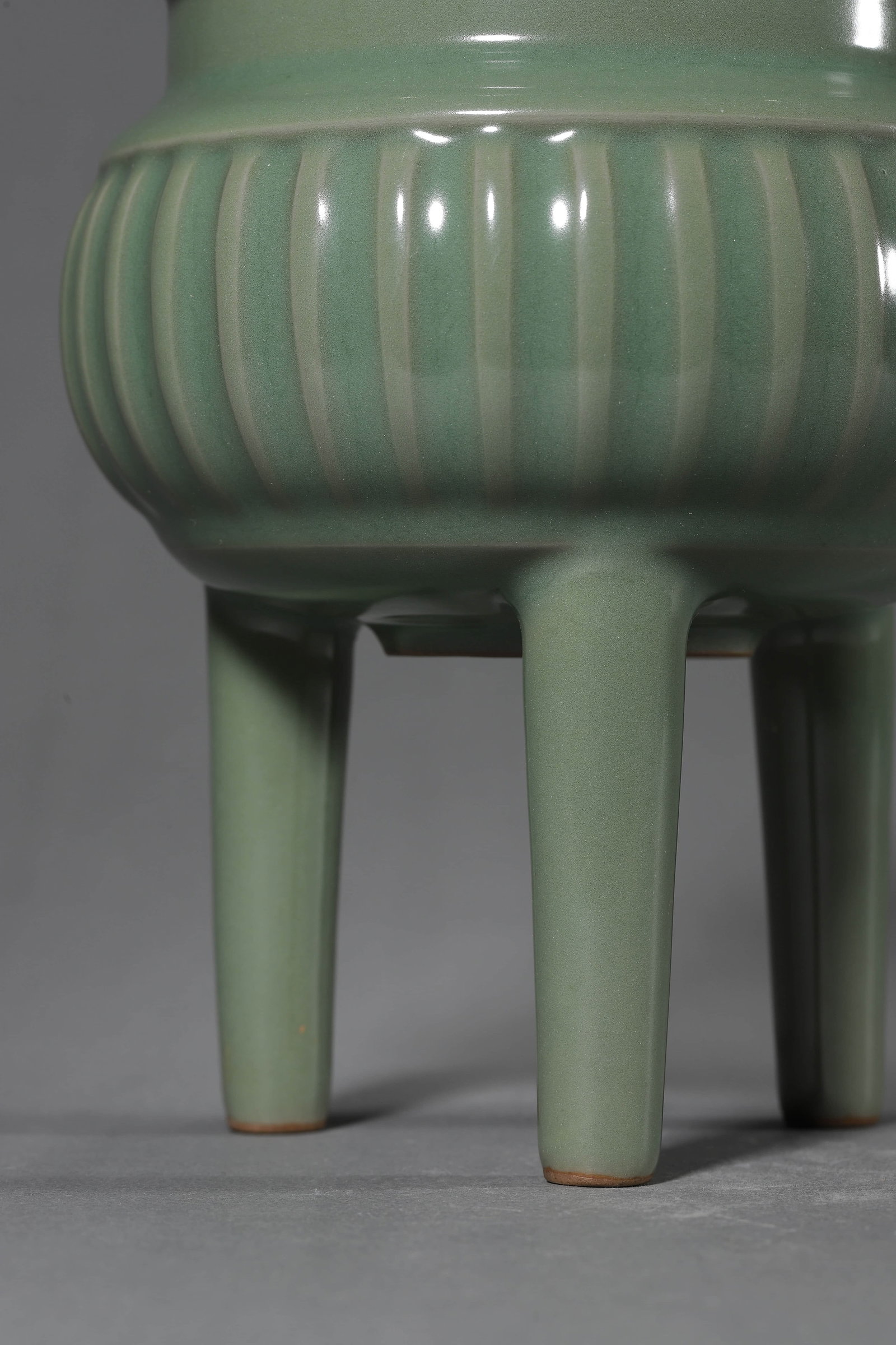 Longquan Kiln Tripod Censer - 4