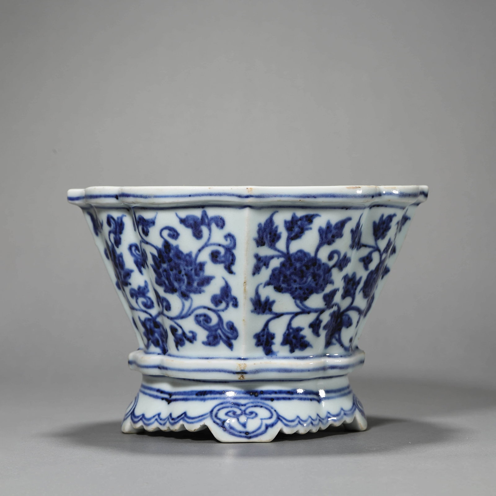Blue and White Interlocking Lotus Pot: Blue and White Interlocking Lotus Pot Length:20.5cm, Width:19cm, Height:12.5cm,