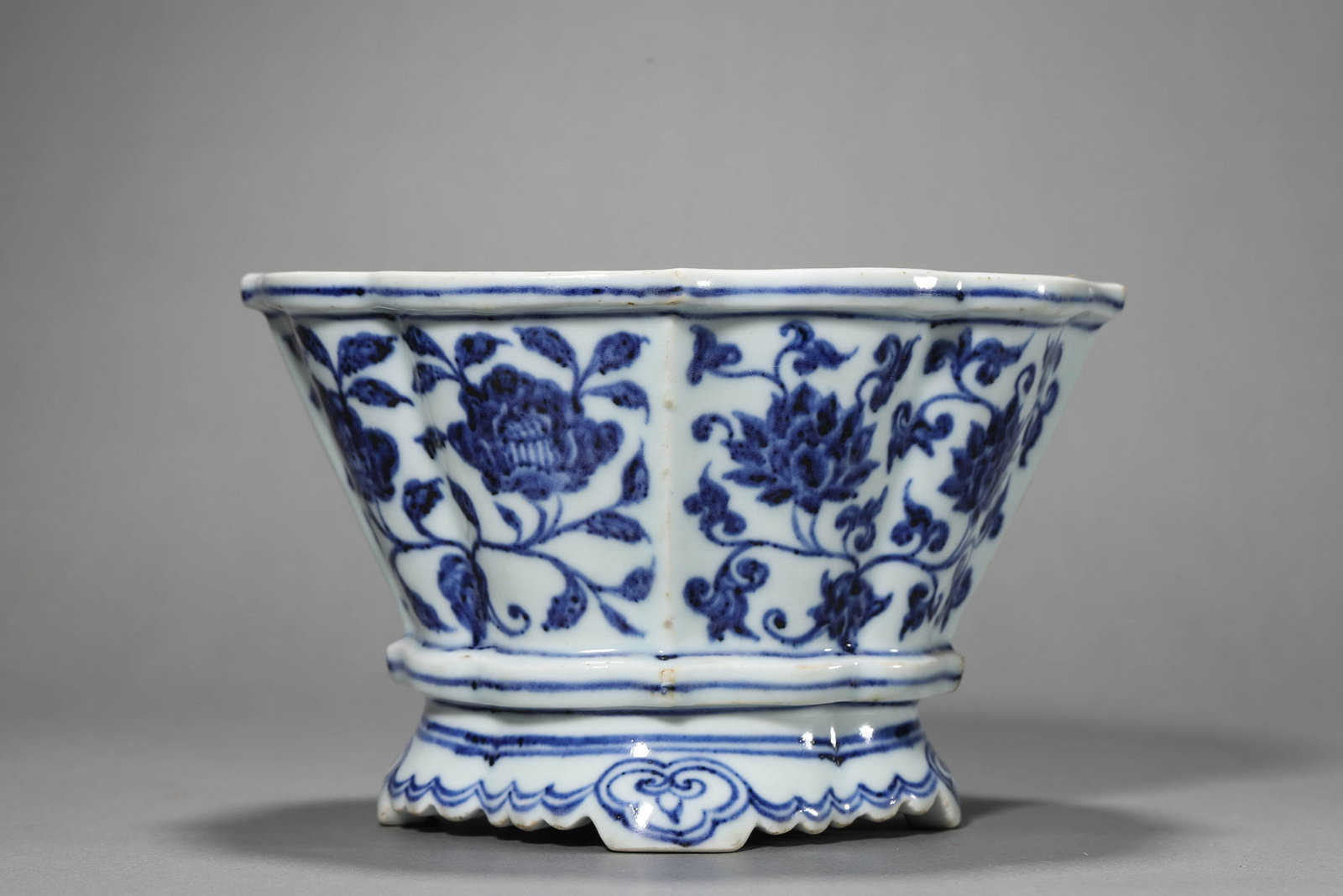 Blue and White Interlocking Lotus Pot - 2