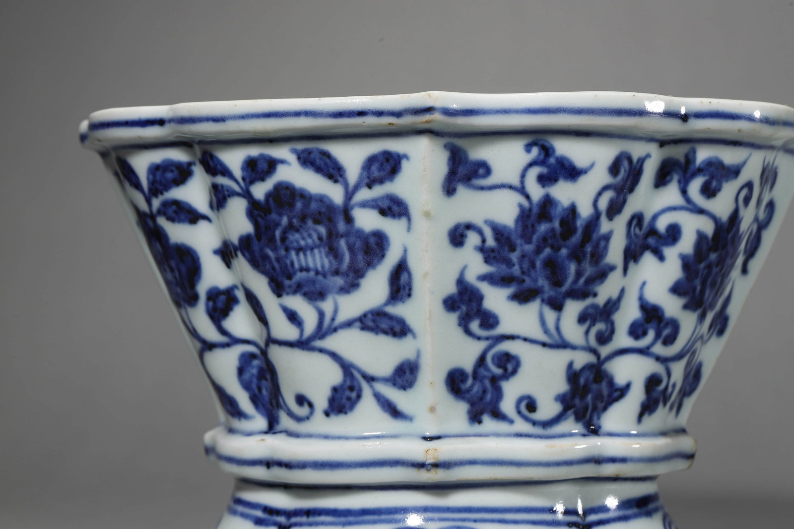 Blue and White Interlocking Lotus Pot - 3