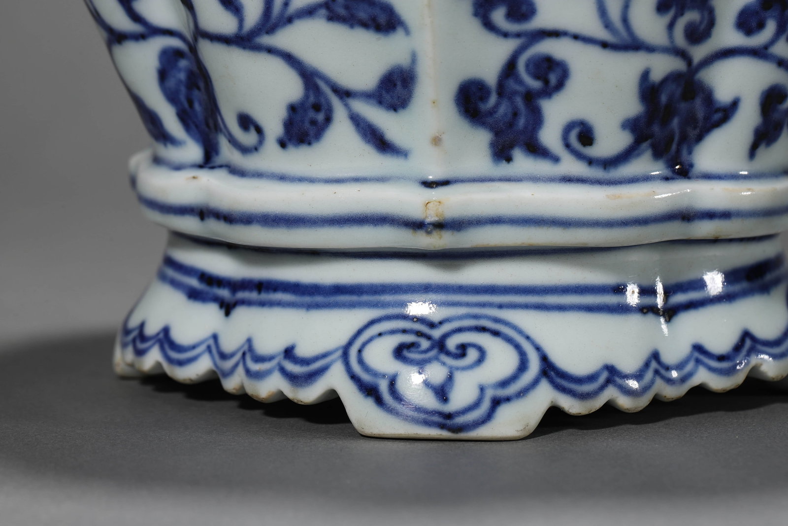 Blue and White Interlocking Lotus Pot - 4