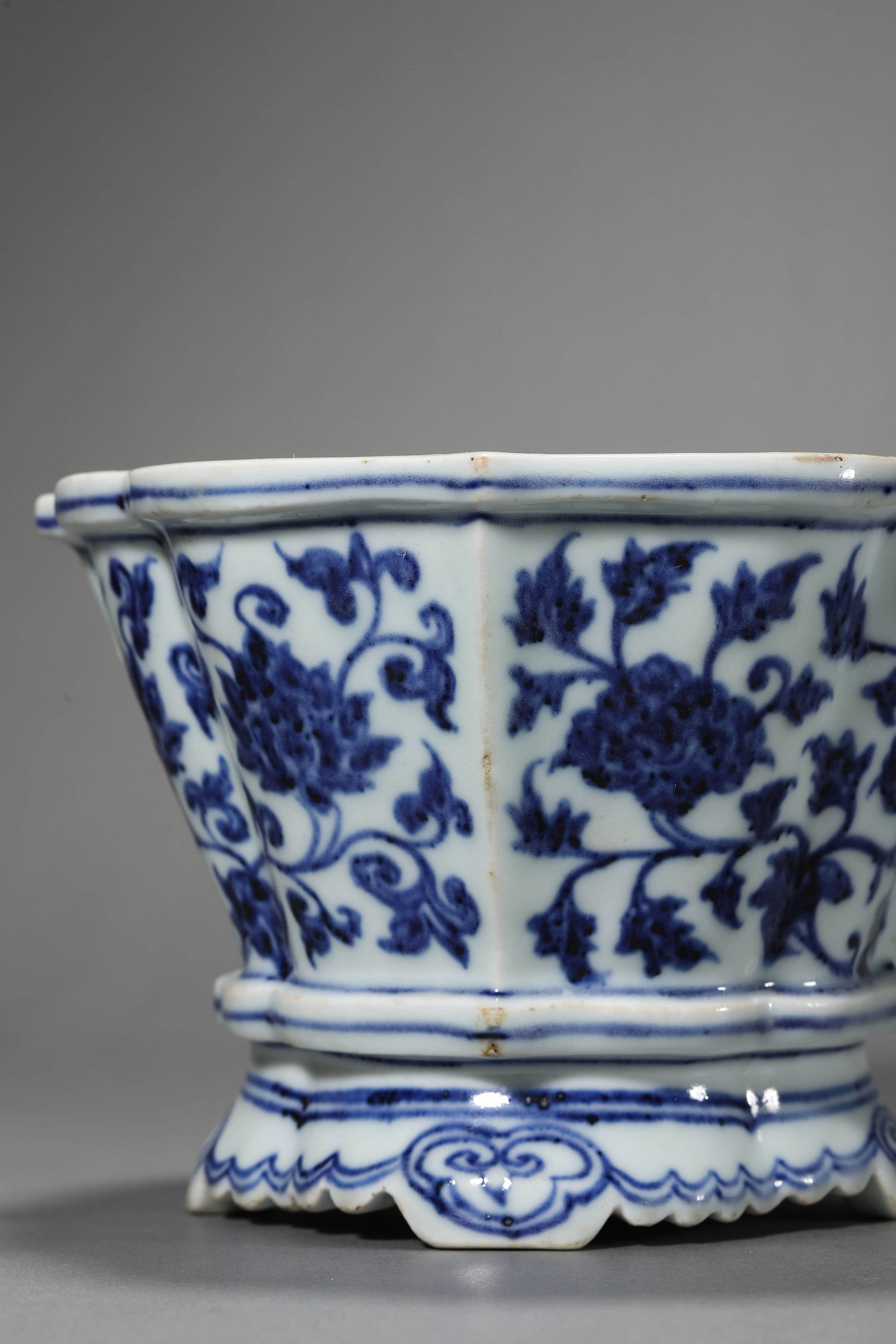 Blue and White Interlocking Lotus Pot - 5