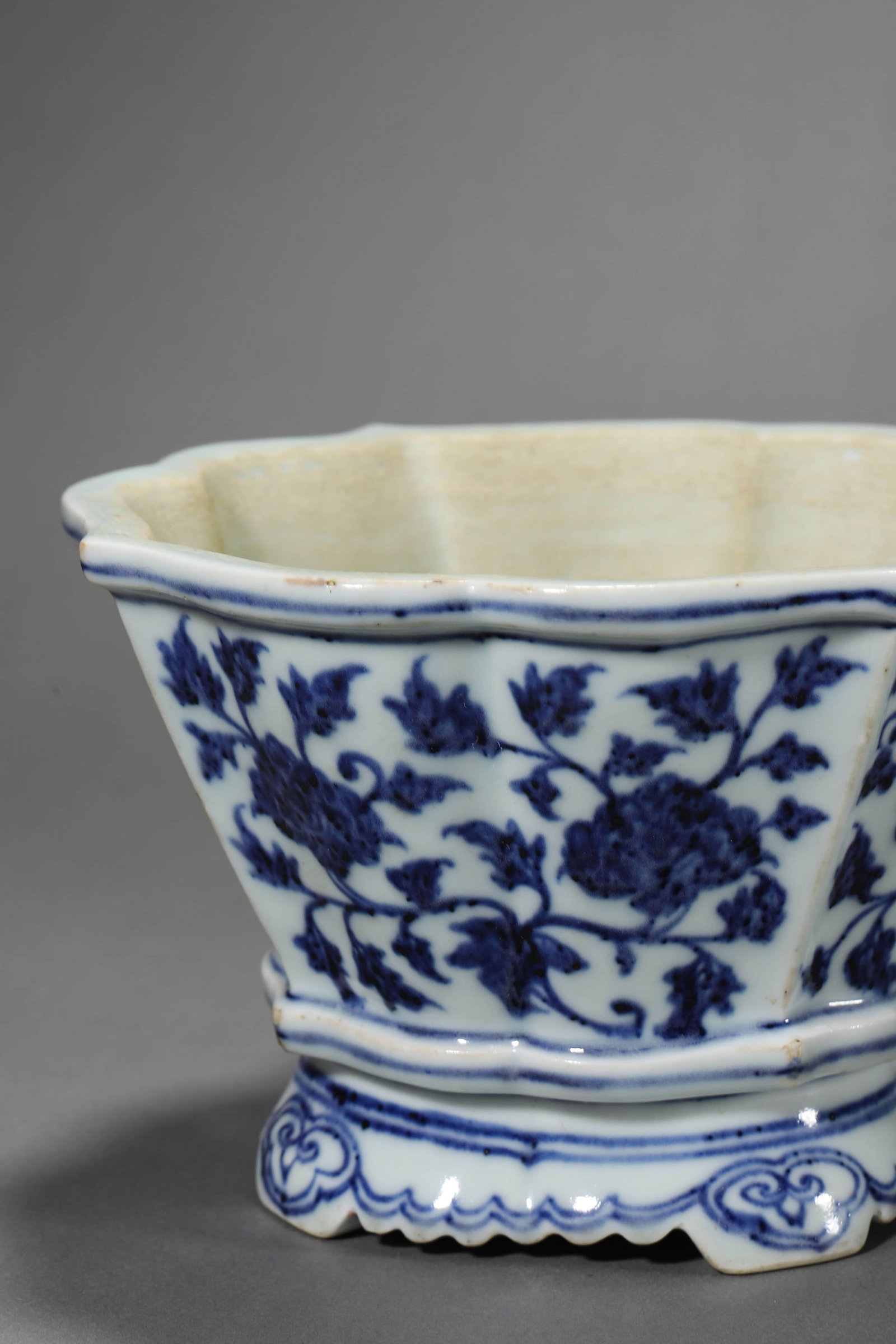 Blue and White Interlocking Lotus Pot - 6