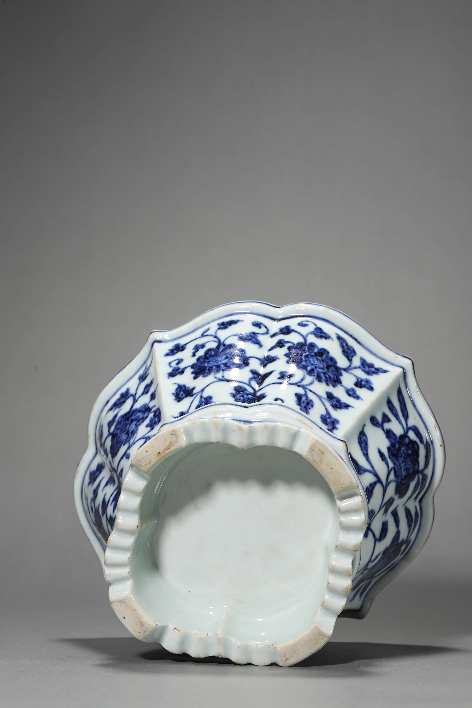 Blue and White Interlocking Lotus Pot - 7