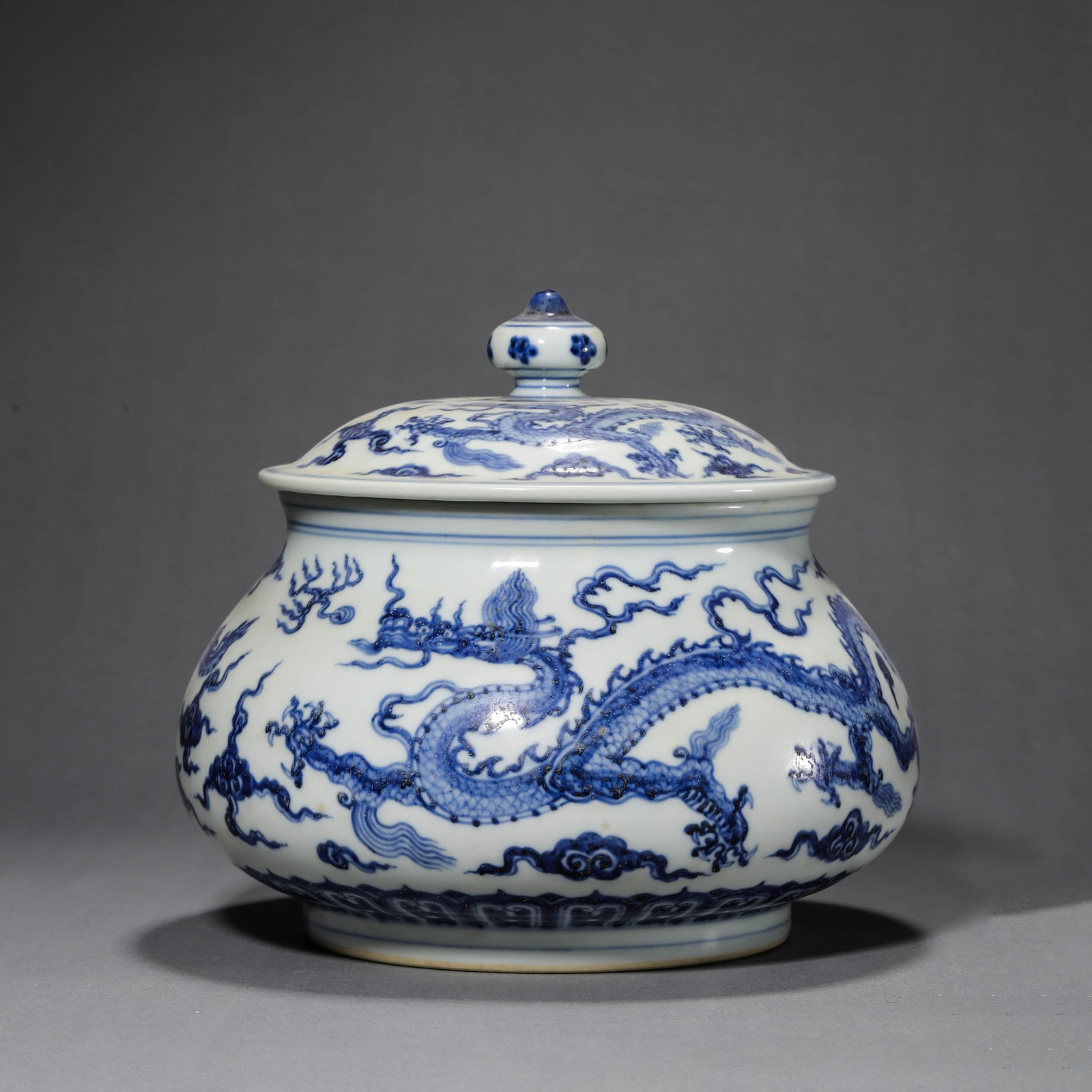 Blue and White Dragon Covered Jar: Blue and White Dragon Covered Jar Diam.21cm, Height:18.5cm,
