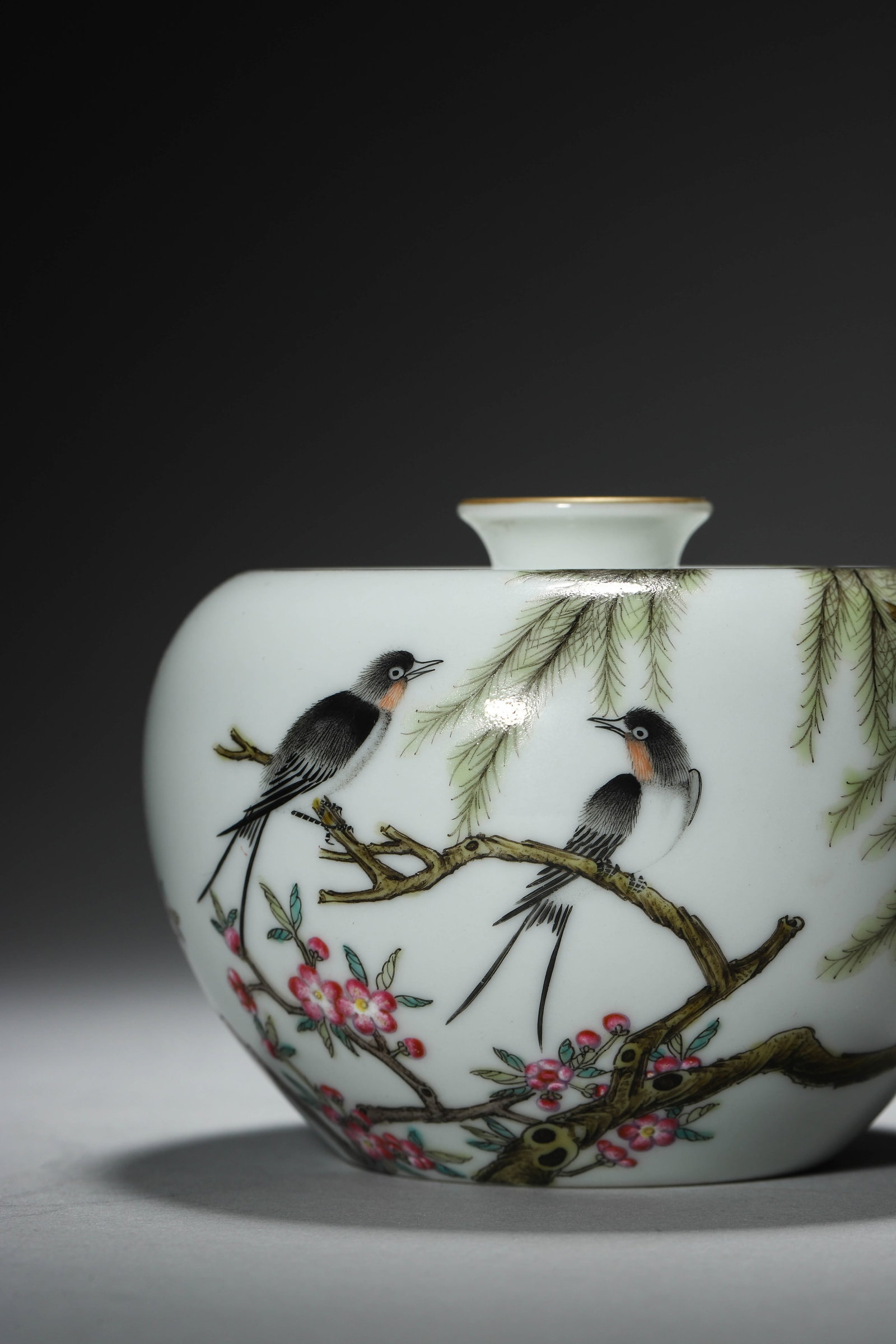 Famille-rose 'Apple' Vase - 2