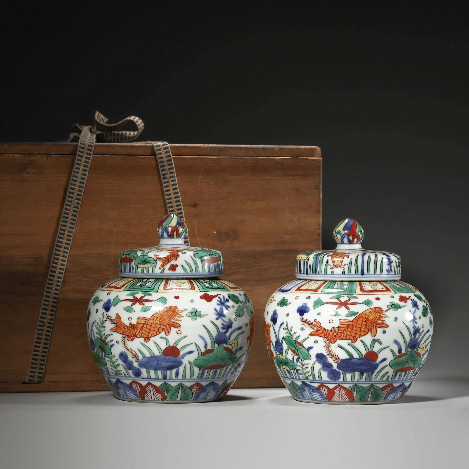 Pair of Wucai Glaze Carp and Algae Jars: Pair of Wucai Glaze Carp and Algae Jars Diam13cm Height:13cm