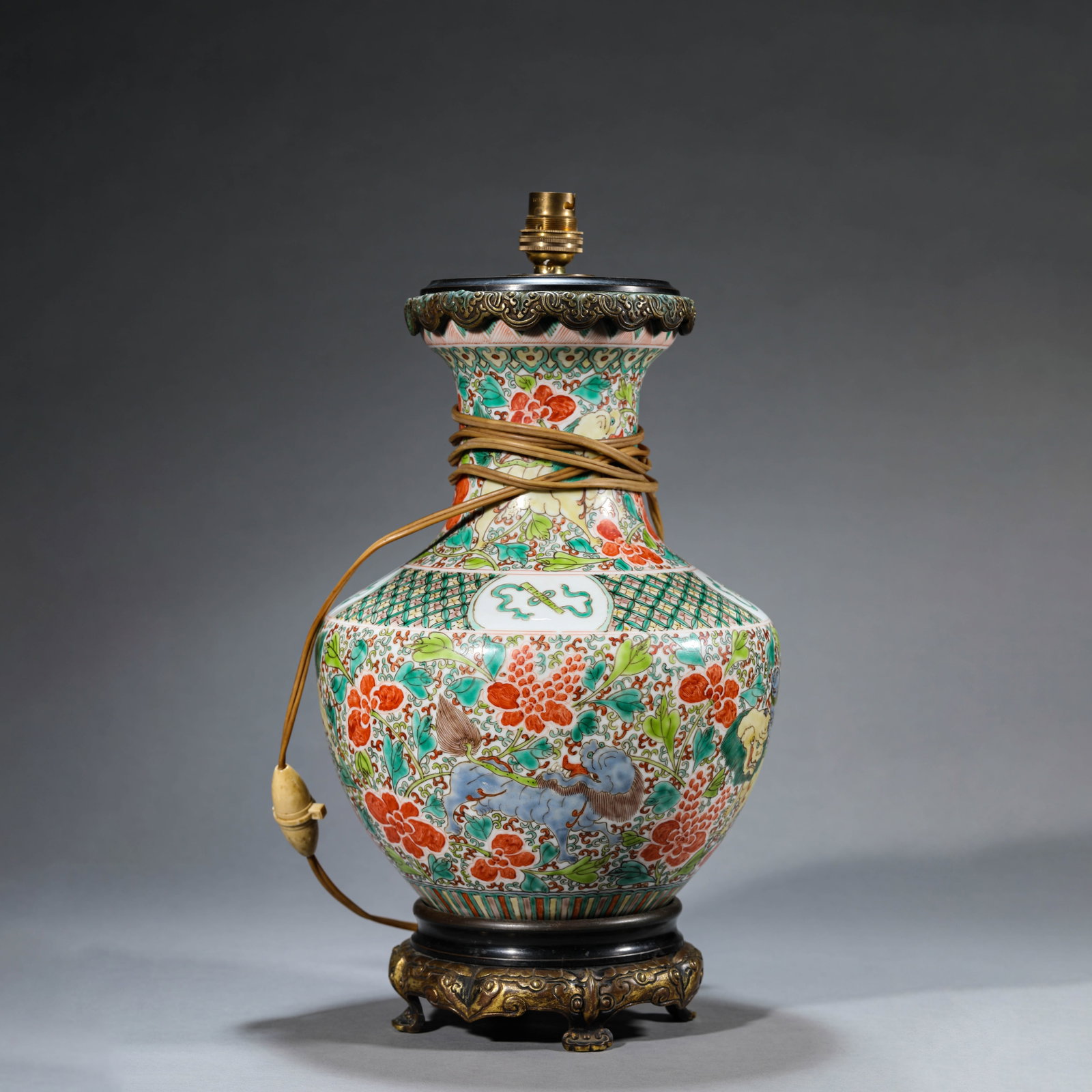 Wucai Eight Buddhist Emblems Auspicious Beast Shoulder-Folded Dish-Mouth Vase: Wucai Eight Buddhist Emblems Auspicious Beast Shoulder-Folded Dish-Mouth Vase Width:22.9 cm Height:31 cm