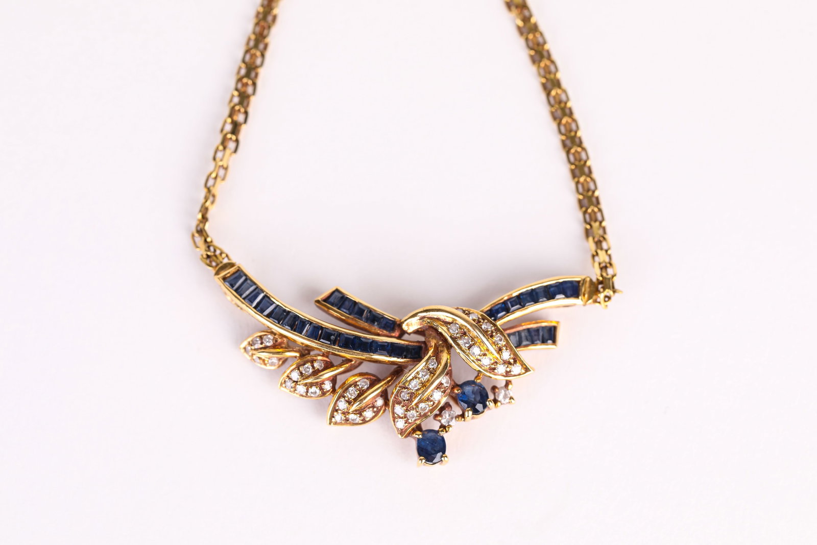 A GOLD AND GEMSTONE NECKLACE - 2