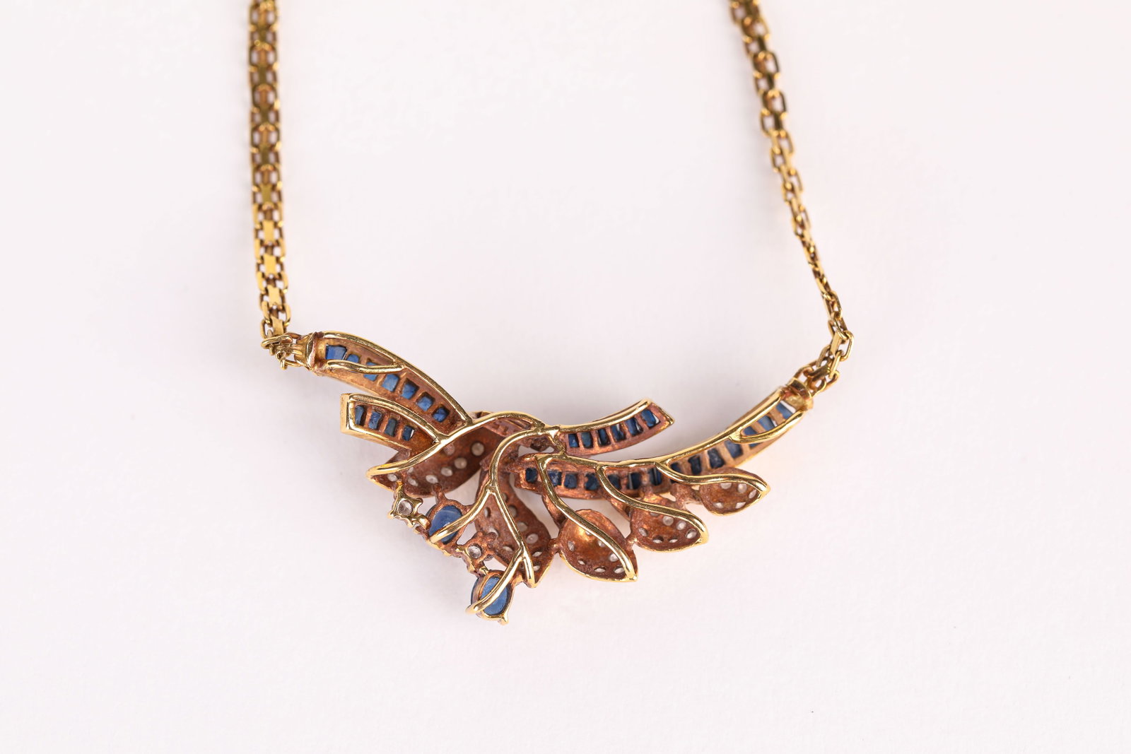 A GOLD AND GEMSTONE NECKLACE - 3