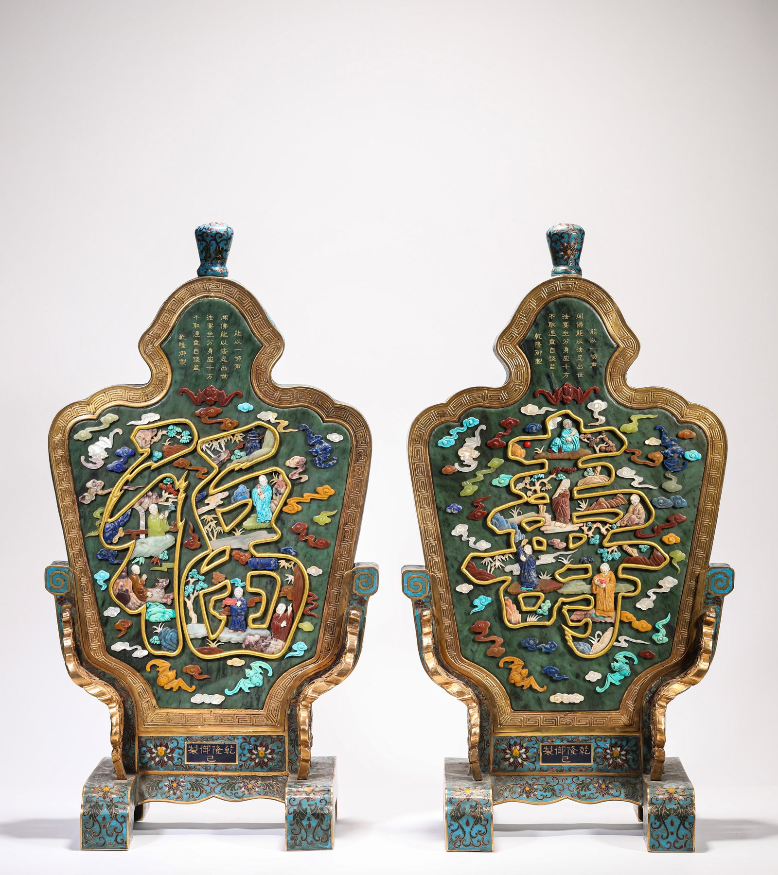 A PAIR OF CLOISONN‚ ENAMEL AND ?HUNDRED TREASURES?-INLAID ?BAT, SHOU AND POEM? TABLE SCREENS: A PAIR OF CLOISONN‚ ENAMEL AND ?HUNDRED TREASURES?-INLAID ?BAT, SHOU AND POEM? TABLE SCREENS Description: Dimensions: Weight: 15500 g. Length: 32 cm x Width: 25 cm x Height: 58.5 cm. All