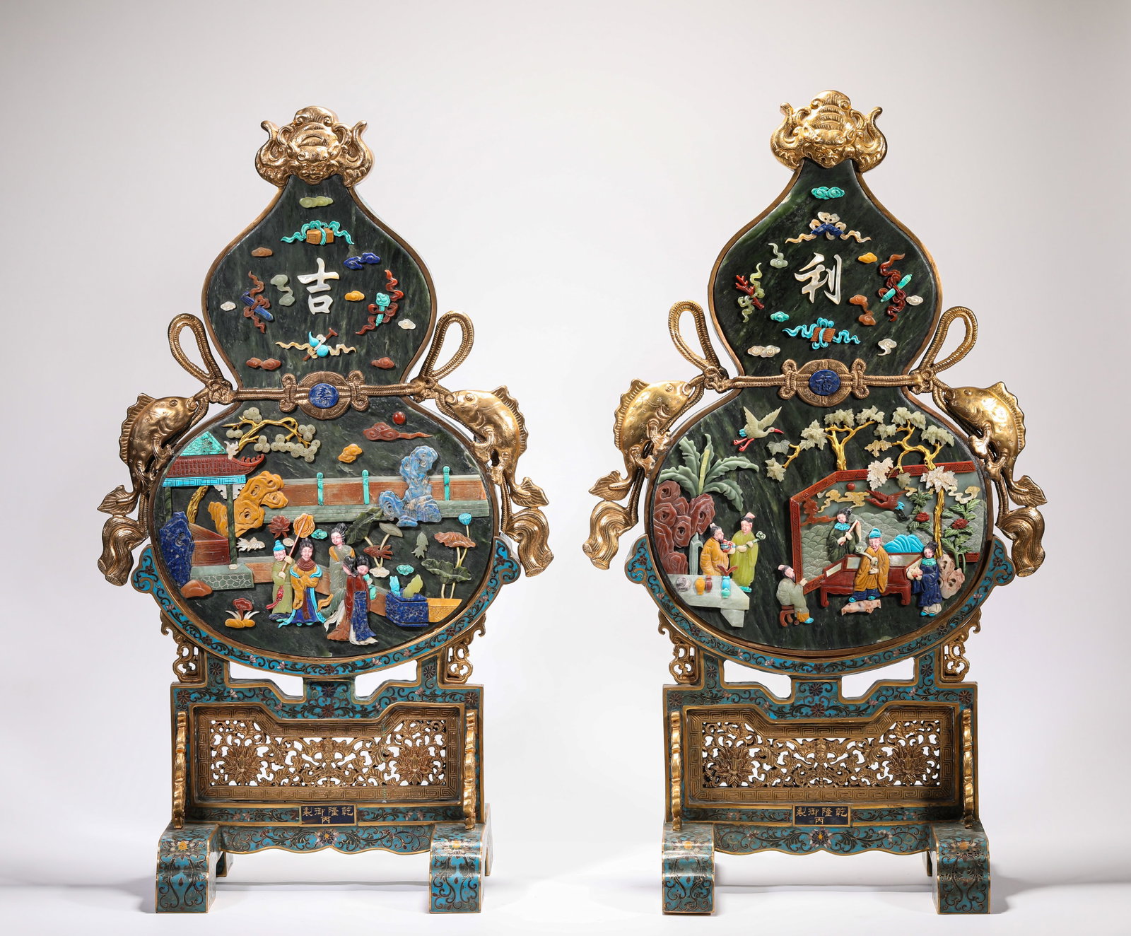 A PAIR OF CLOISONN‚ ENAMEL AND ?HUNDRED TREASURES?-INLAID ?AUSPICIOUS DOUBLE-GOURD? TABLE: A PAIR OF CLOISONN‚ ENAMEL AND ?HUNDRED TREASURES?-INLAID ?AUSPICIOUS DOUBLE-GOURD? TABLE SCREENS Description: Dimensions: Weight: 9800 g. Length: 39.5 cm x Width: 25.5 cm x Height: 68.5 cm.