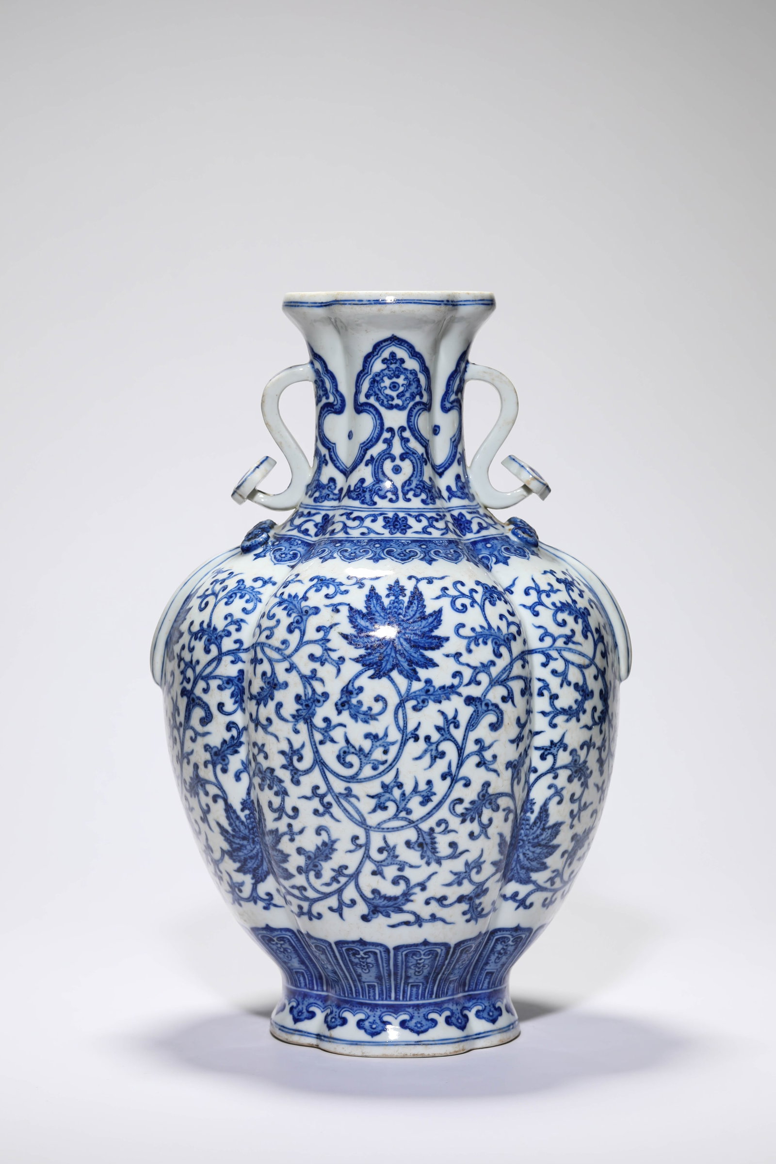 A BLUE AND WHITE ?INTERLOCKING FLORALS? ?MELON-LOBED? VASE - 3