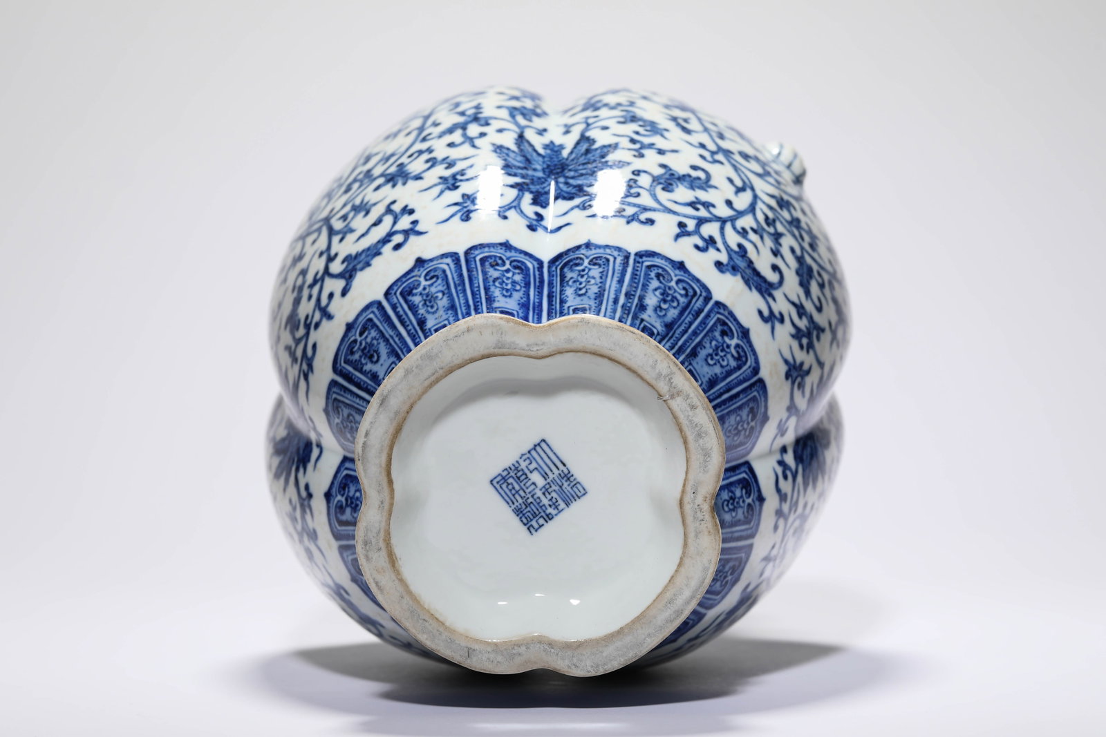A BLUE AND WHITE ?INTERLOCKING FLORALS? ?MELON-LOBED? VASE - 4