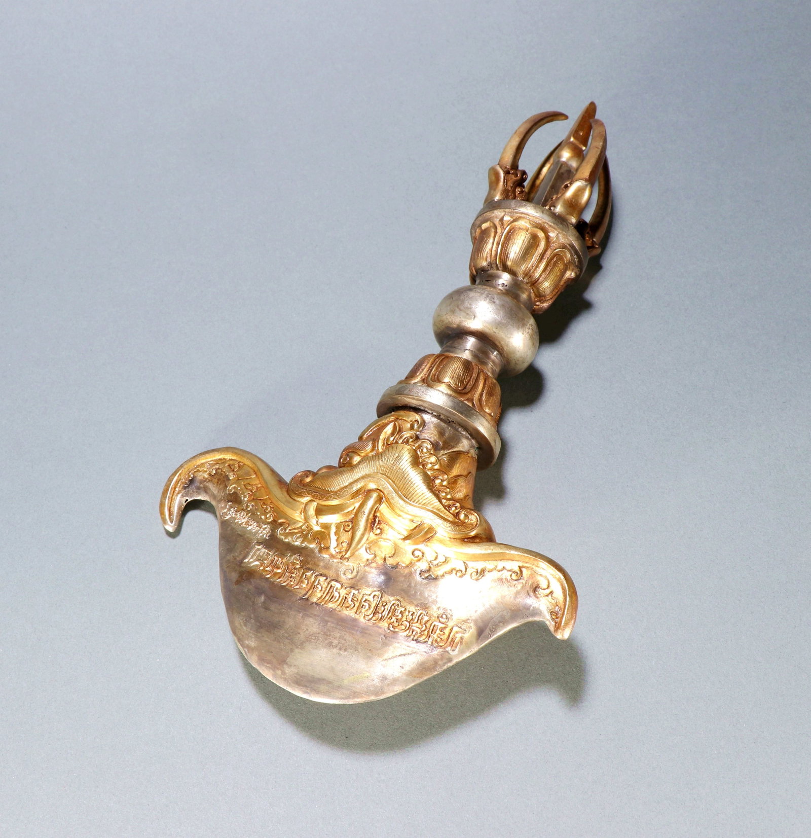 A GILT-BRONZE AND SILVER-GILT VAJRA KNIFE: A GILT-BRONZE AND SILVER-GILT VAJRA KNIFE Size:Length:25cm,Width:14.6cm;Weight:834.4grams