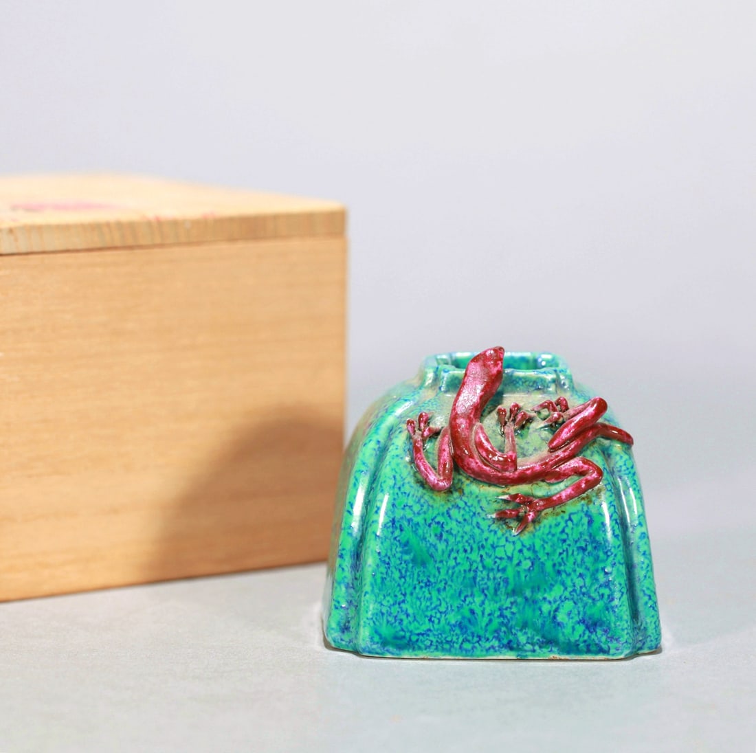 A ROBIN'S EGG GLAZED WATER COUPE WITH APPLIED DRAGON DECORATION: A ROBIN'S EGG GLAZED WATER COUPE WITH APPLIED DRAGON DECORATION Size:6.3*6.3*5.2cm