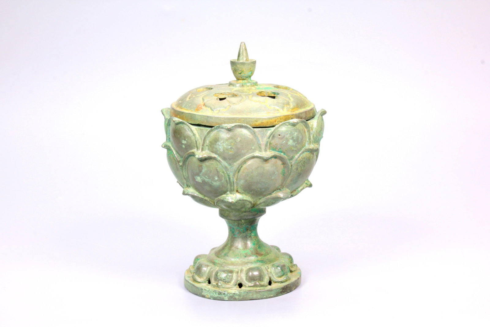 A BRONZE CENSER WITH LOTUS PETAL DESIGN: A BRONZE CENSER WITH LOTUS PETAL DESIGN Size:Height:14.5cm,Diam:9.6cm;Weight:638grams
