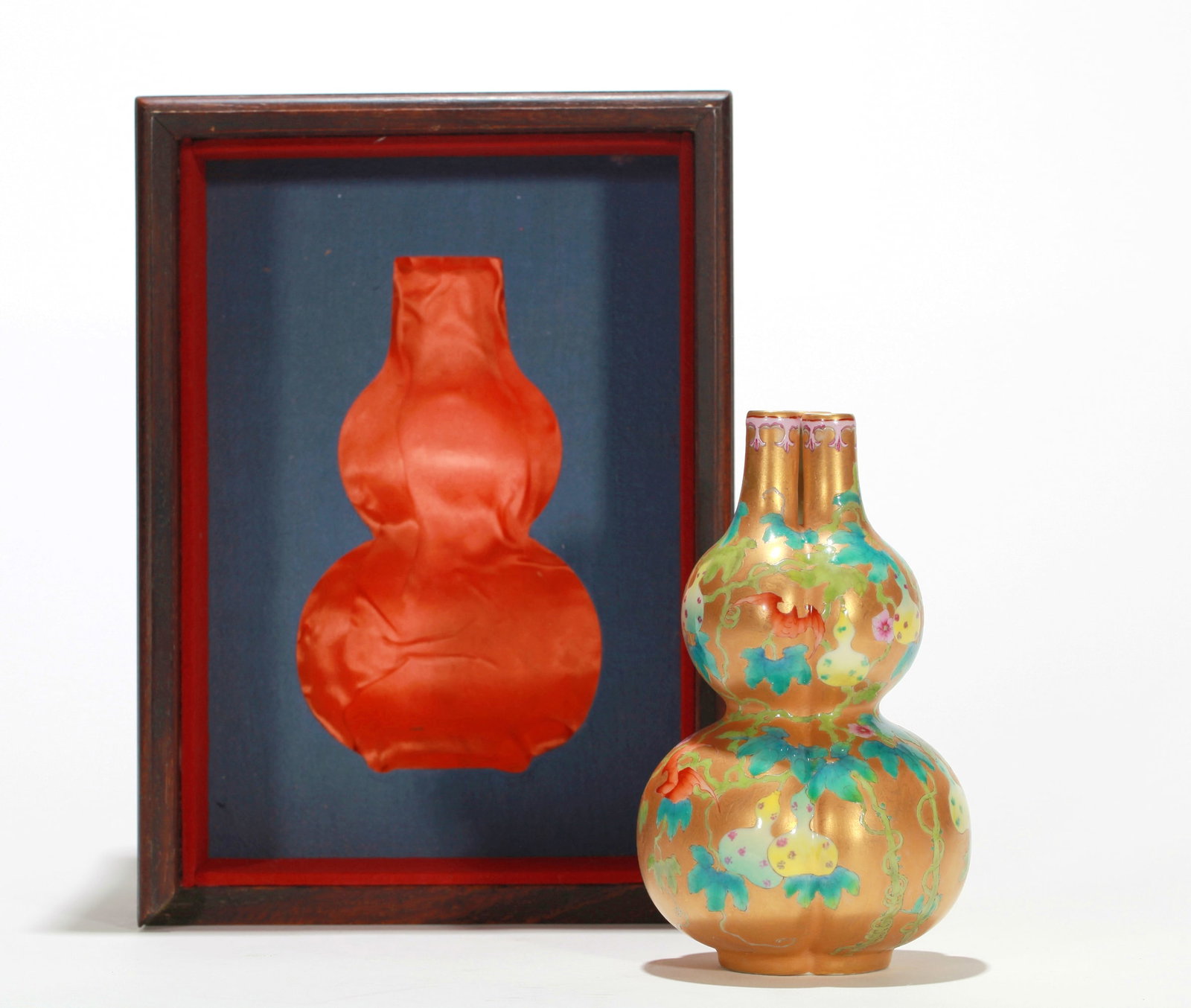 A GOLD-GROUND FAMILLE ROSE THREE-OPENING GOURD VASE: A GOLD-GROUND FAMILLE ROSE THREE-OPENING GOURD VASE Size:Height:15.5cm