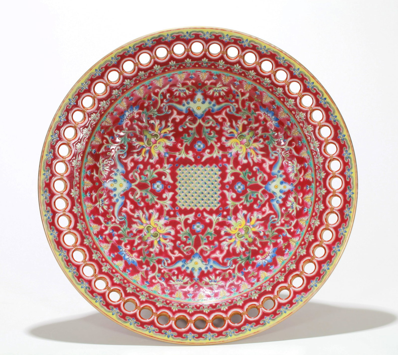 A LARGE ROUGE-GROUND OPENWORK PLATE WITH FLORAL SCROLLS: A LARGE ROUGE-GROUND OPENWORK PLATE WITH FLORAL SCROLLS Size:Diam:38.5cm