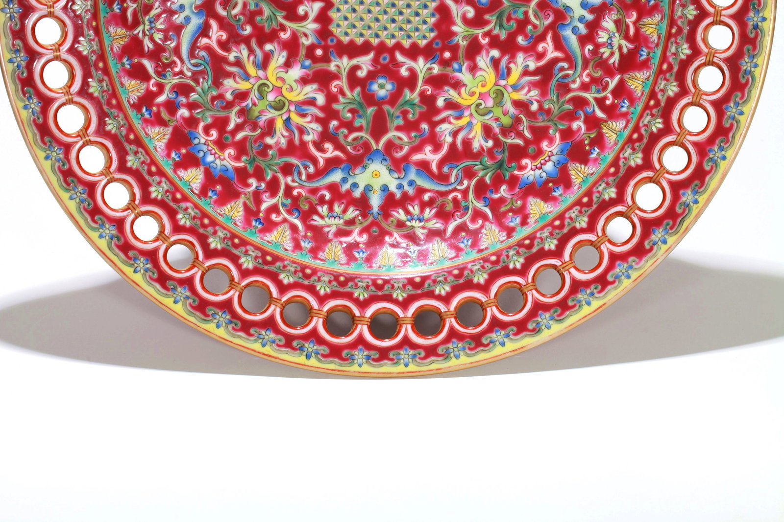 A LARGE ROUGE-GROUND OPENWORK PLATE WITH FLORAL SCROLLS - 2