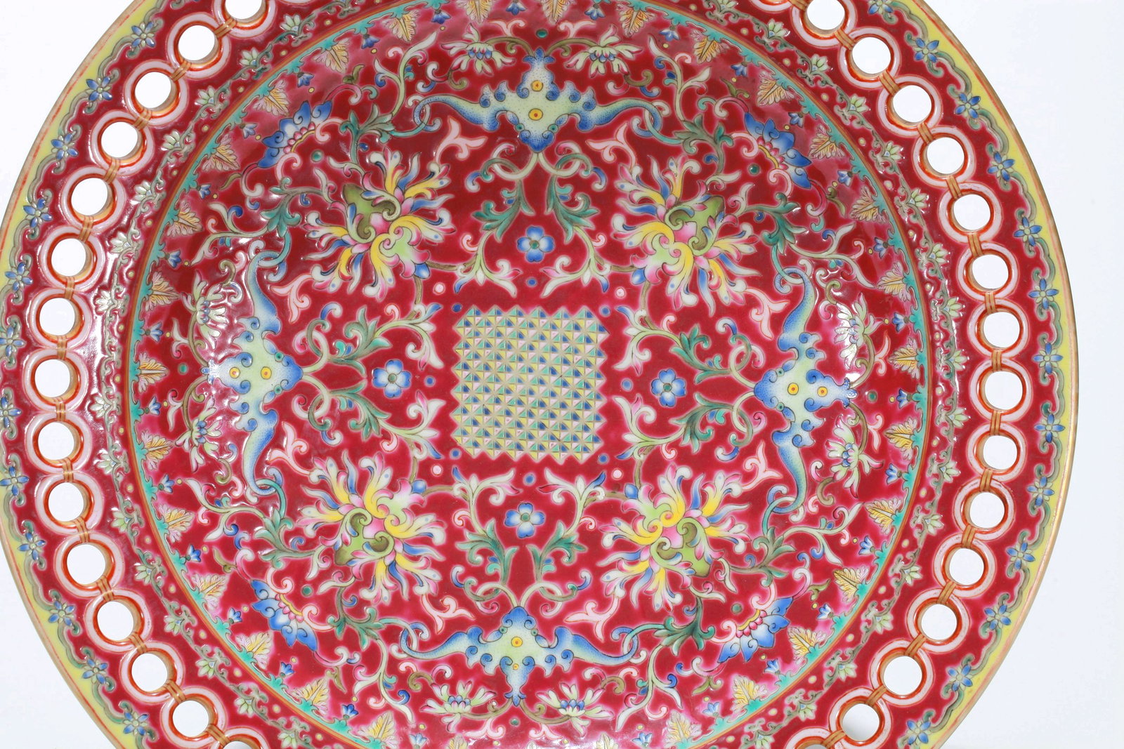 A LARGE ROUGE-GROUND OPENWORK PLATE WITH FLORAL SCROLLS - 3