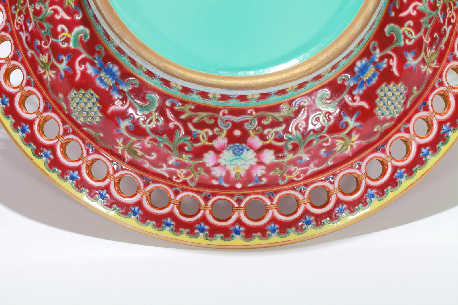 A LARGE ROUGE-GROUND OPENWORK PLATE WITH FLORAL SCROLLS - 6