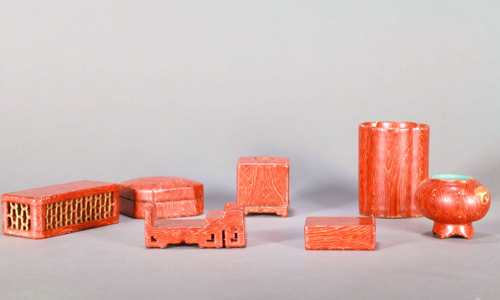 A WOOD-GRAINED GLAZED SCHOLAR'S SET, SEVEN PIECES: A WOOD-GRAINED GLAZED SCHOLAR'S SET, SEVEN PIECES various sizes