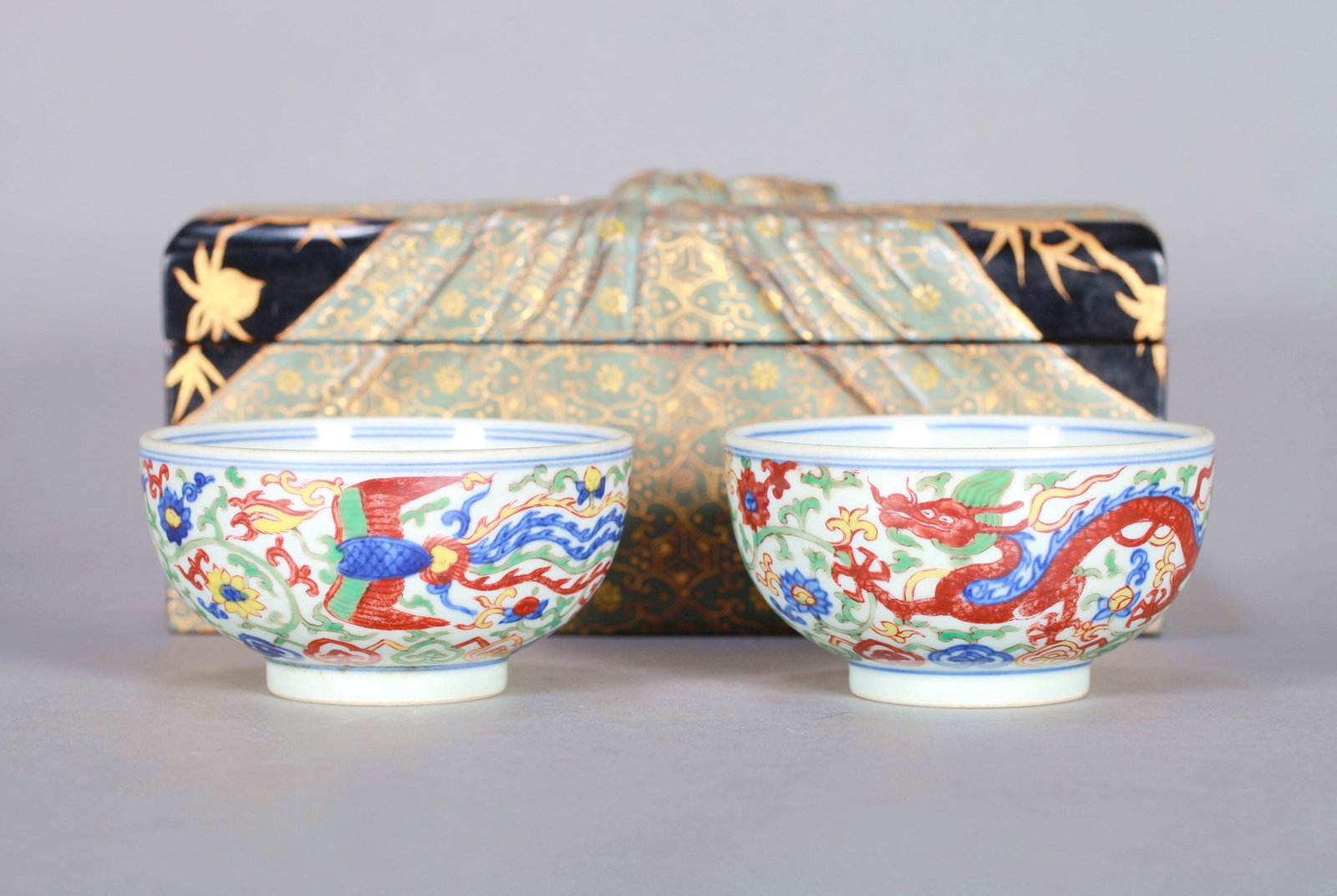 A PAIR OF WUCAI 'DRAGON AND PHOENIX' BOWLS: A PAIR OF WUCAI 'DRAGON AND PHOENIX' BOWLS Size:Height:5.5cm,Diam:11cm