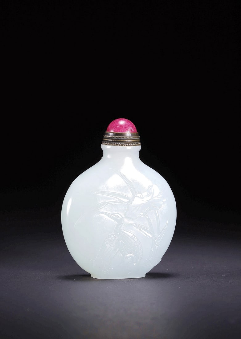 A HETIAN JADE SNUFF BOTTLE: A HETIAN JADE SNUFF BOTTLE Size:6.2*4.6*1.6cm