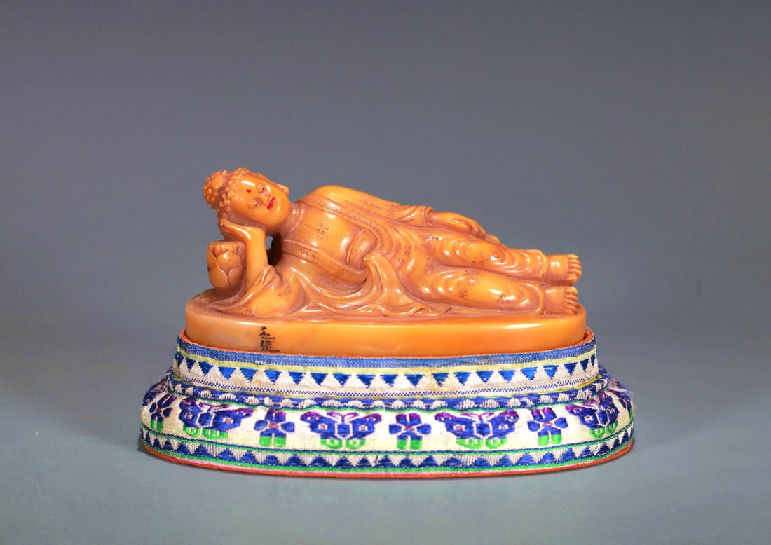 A SHOUSHAN STONE RECLINING BUDDHA DISPLAY PIECE: A SHOUSHAN STONE RECLINING BUDDHA DISPLAY PIECE Size:Length:10CM