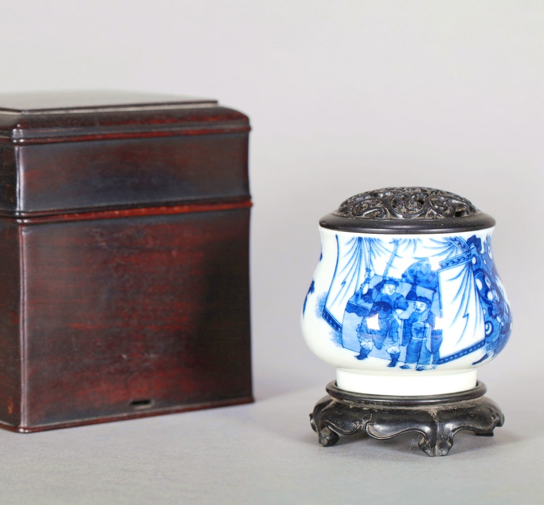 A BLUE AND WHITE ZUN VESSEL WITH FIGURAL STORY: A BLUE AND WHITE ZUN VESSEL WITH FIGURAL STORY Size:Height:6.5cm,Diam:8cm