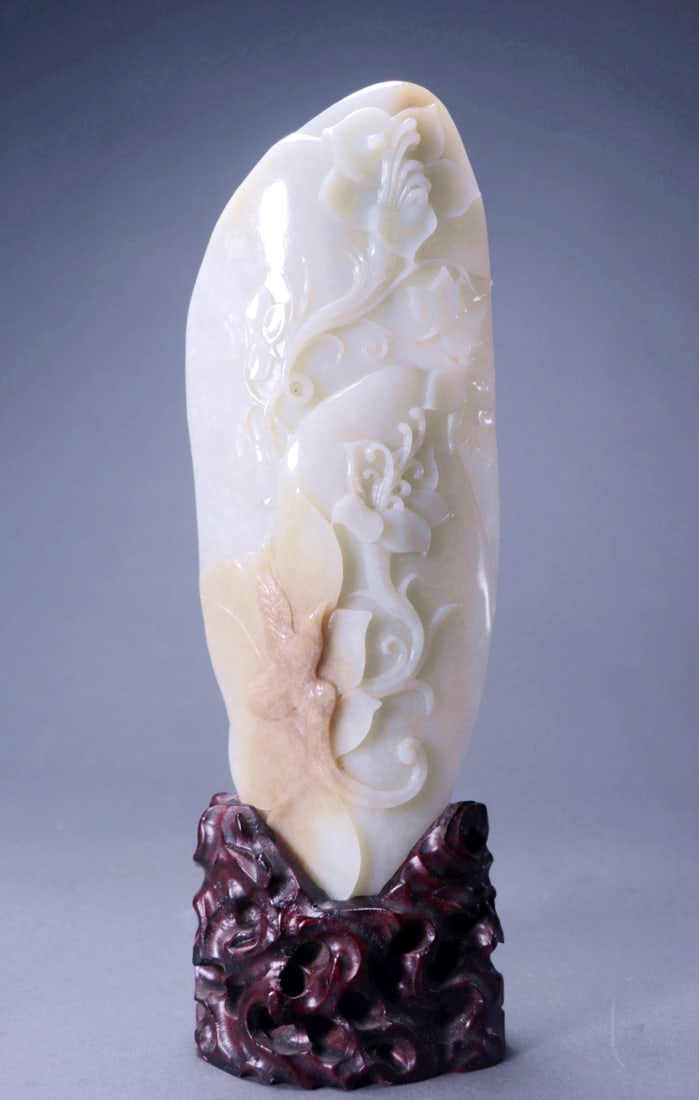 A HETIAN JADE 'FLOWERS AND BIRDS' SCHOLAR'S OBJECT: A HETIAN JADE 'FLOWERS AND BIRDS' SCHOLAR'S OBJECT Size:Length:9cm,Width:3.5cm,Height:26cm;Weight:385grams