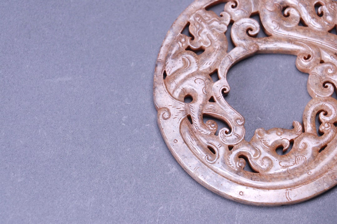 A JADE RING IN DRAGON FORM - 3