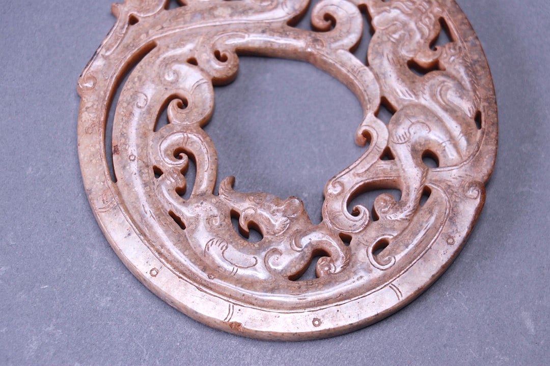 A JADE RING IN DRAGON FORM - 6