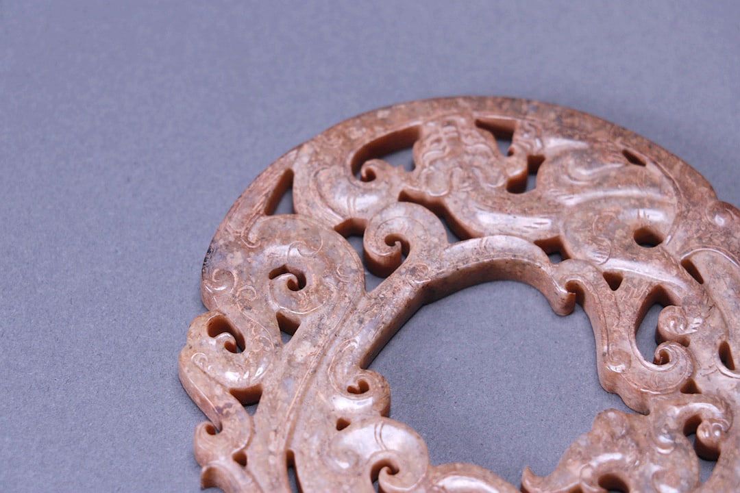 A JADE RING IN DRAGON FORM - 7