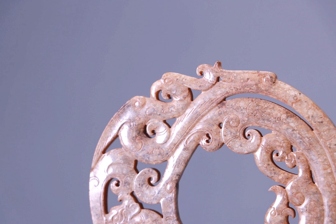 A JADE RING IN DRAGON FORM - 8