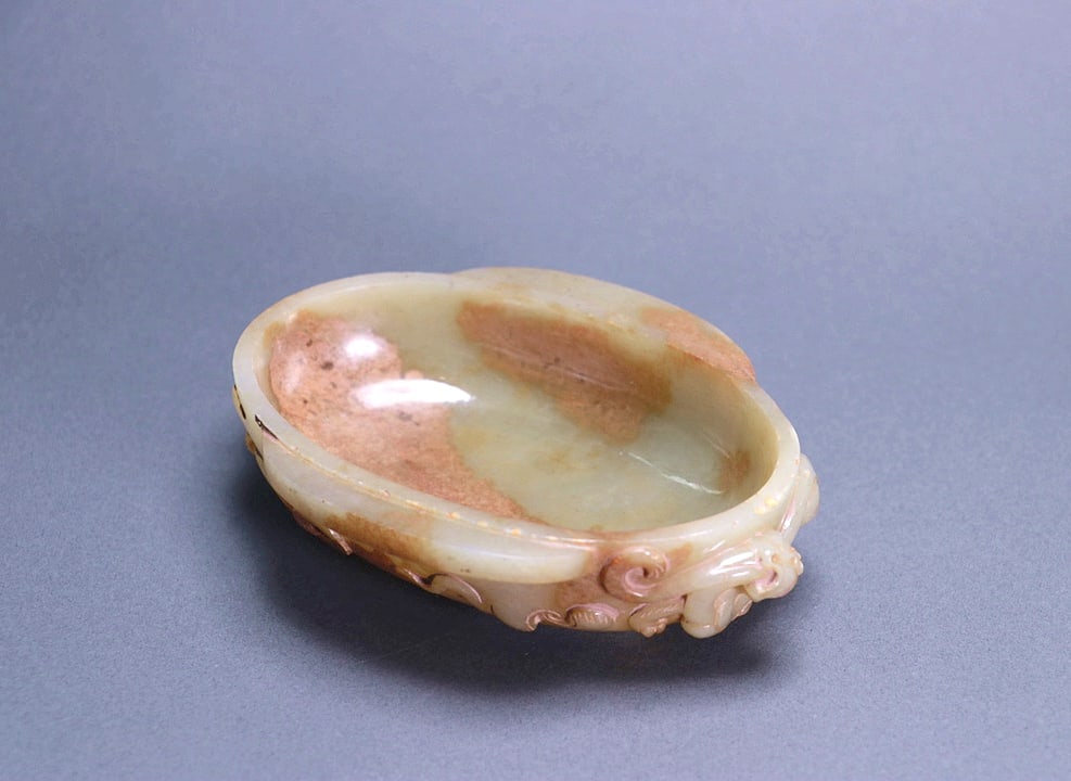 A JADE CUP WITH CHILONG HANDLES: A JADE CUP WITH CHILONG HANDLES Size:Length:11.5cm,Width:8.5cm,Height:3cm