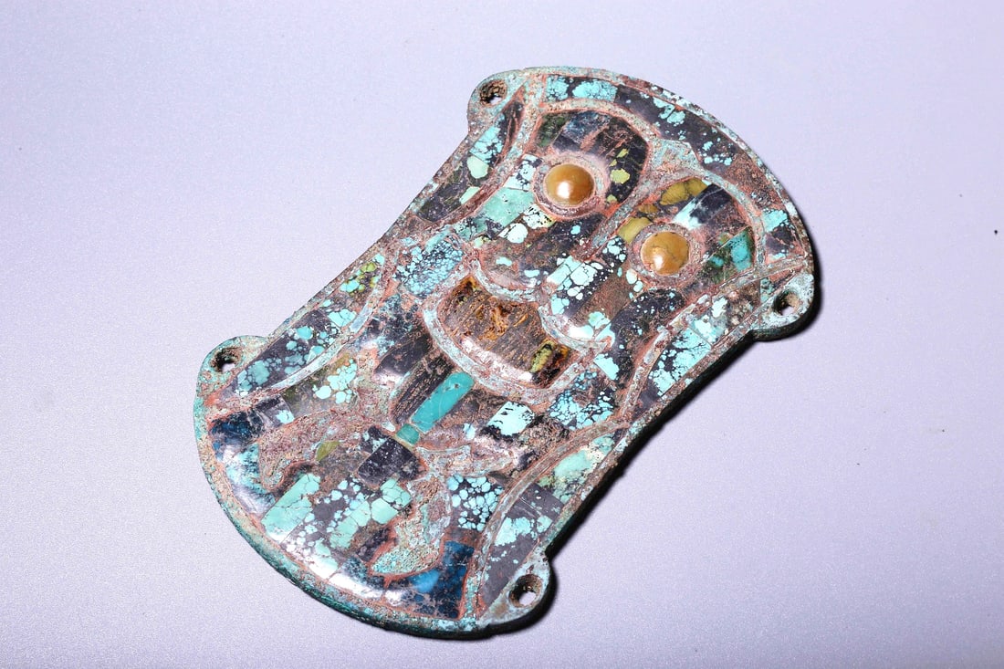 A BRONZE FITTING INLAID WITH TURQUOISE AND AGATE: A BRONZE FITTING INLAID WITH TURQUOISE AND AGATE Size:Length:12.7cm,Width:8.5cm;Weight:244grams