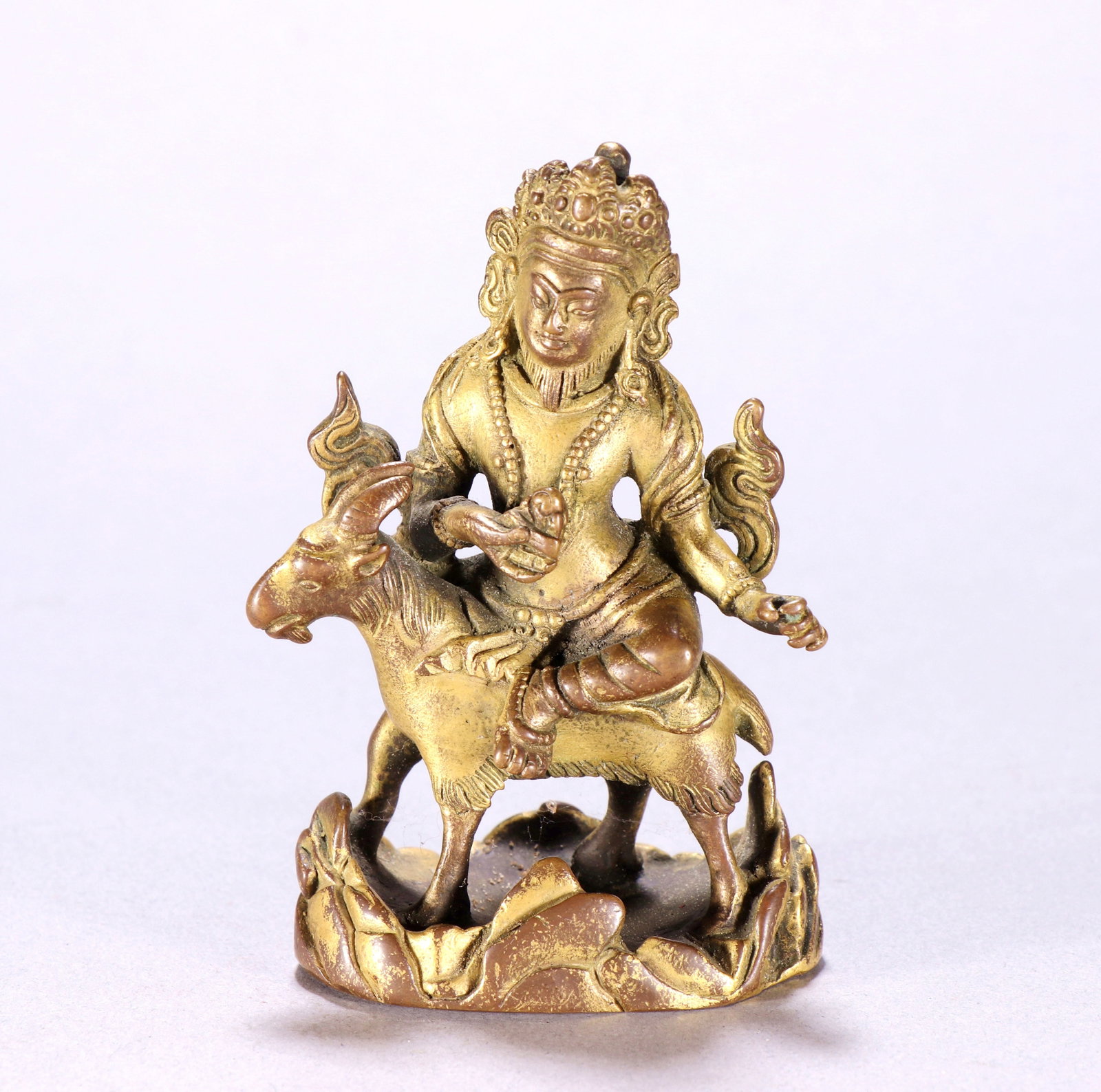 A GILT-BRONZE FIGURE OF DAMCHEN GARWAI NAGPO: A GILT-BRONZE FIGURE OF DAMCHEN GARWAI NAGPO Size:Height:9cm,Width:6.1cm;Weight:252.3grams