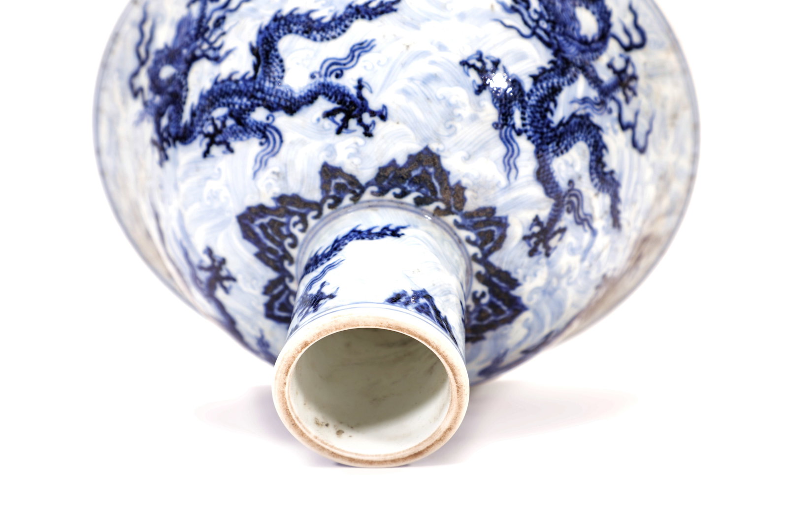 A BLUE AND WHITE DRAGON CLOUD STEM BOWL - 8