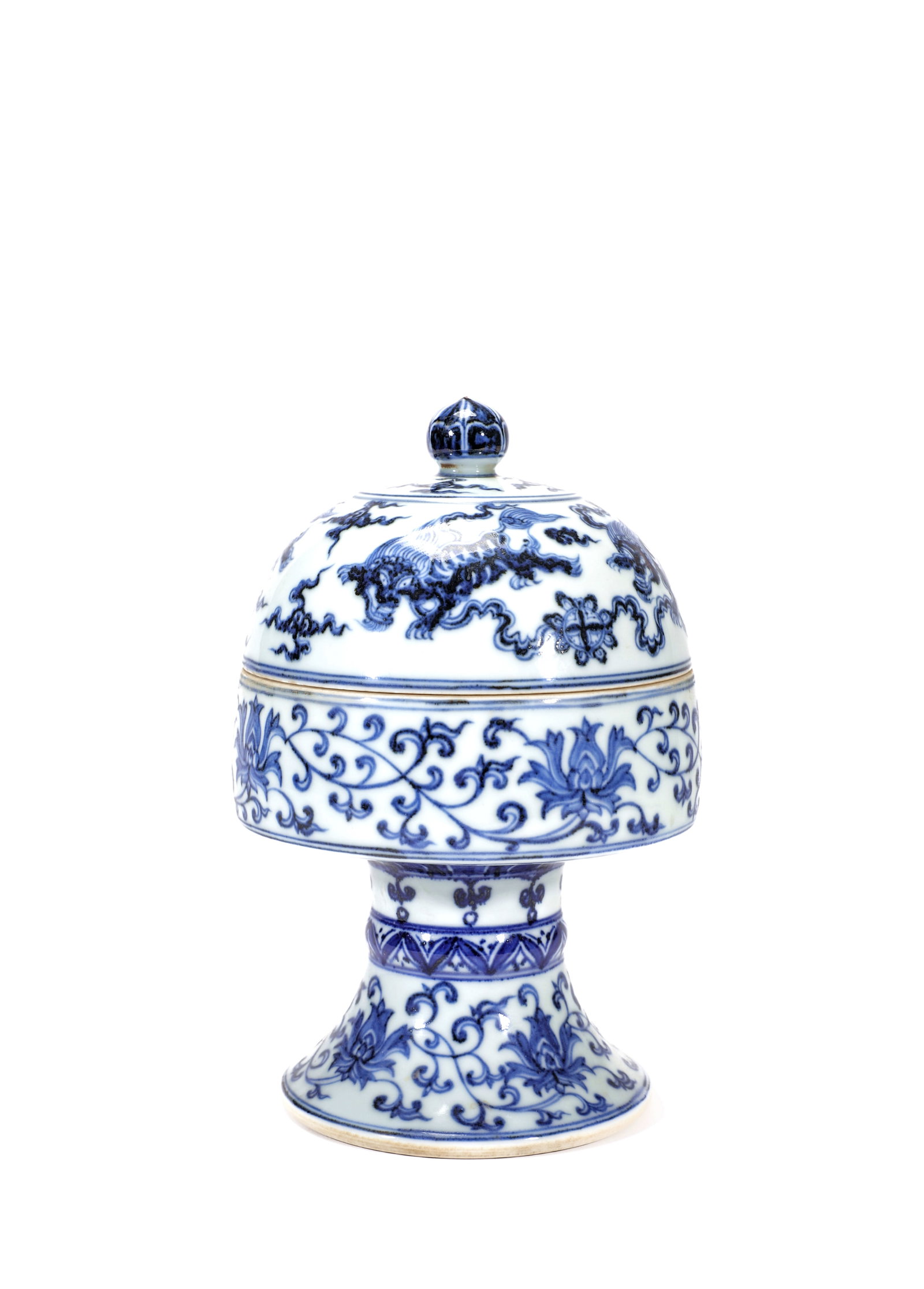 A BLUE AND WHITE LOTUS AND LION DOU VESSEL: A BLUE AND WHITE LOTUS AND LION DOU VESSEL Size:Width:12.5cm,Height:21cm