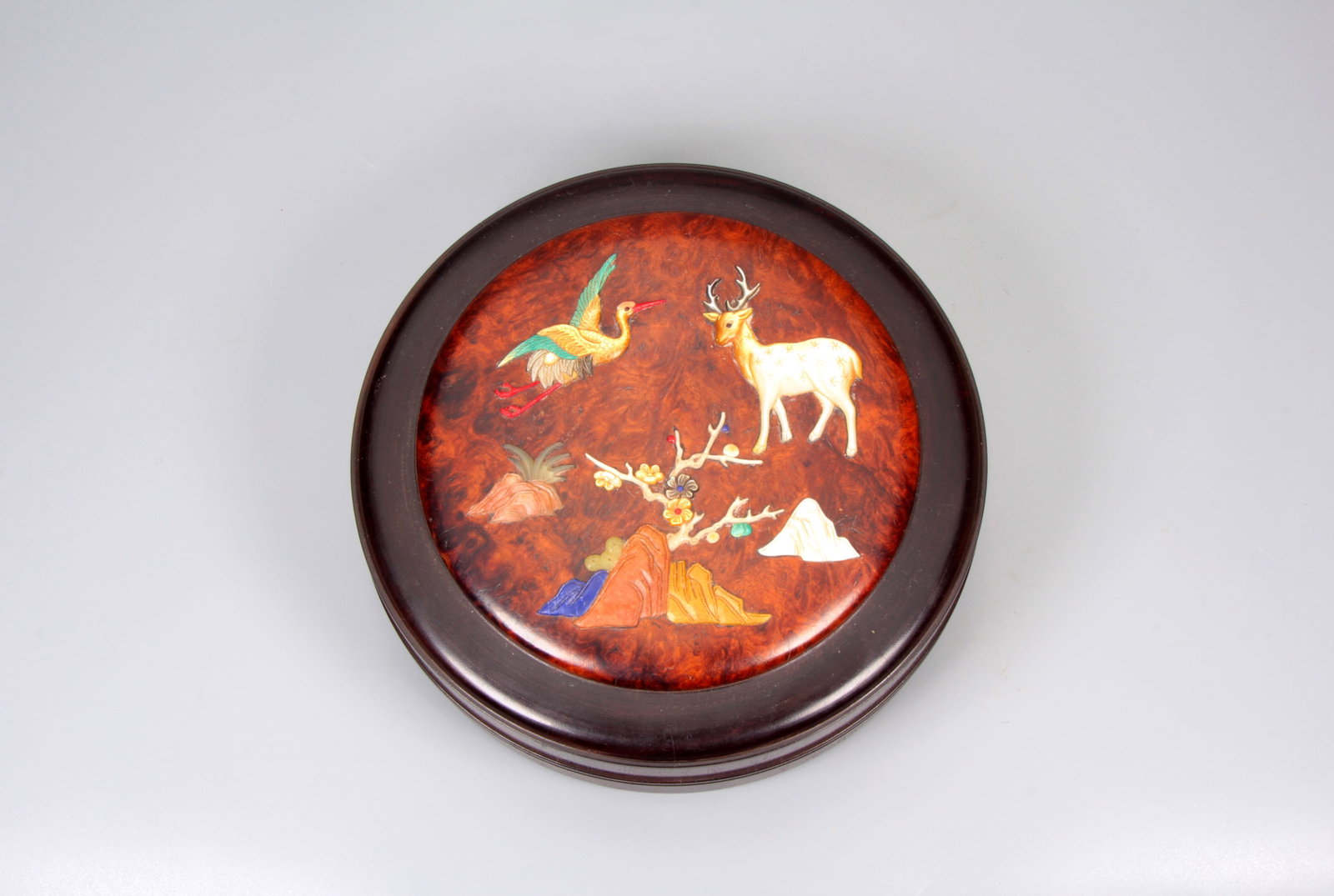 A ROSEWOOD GEM-INLAID DEER AND CRANE COVERED BOX: A ROSEWOOD GEM-INLAID DEER AND CRANE COVERED BOX Size:Height:6.8cm,Diam:18cm