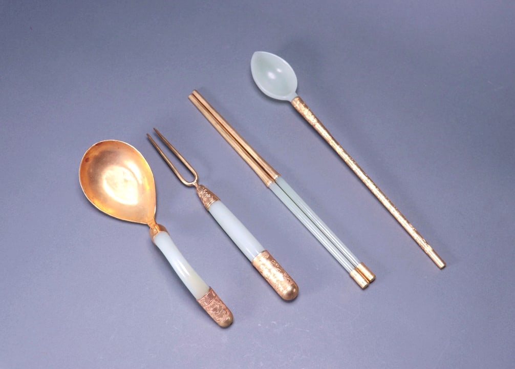 A GILT-BRONZE AND JADE-INLAID DINING SET: A GILT-BRONZE AND JADE-INLAID DINING SET Size:Length:18-24.5cm;Weight:235grams