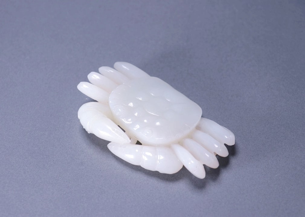 A WHITE HETIAN JADE 'FORTUNE FROM ALL DIRECTIONS' HAND-HELD OBJECT: A WHITE HETIAN JADE 'FORTUNE FROM ALL DIRECTIONS' HAND-HELD OBJECT Size:Length:9.5cm,Width:6cm;Weight:118grams