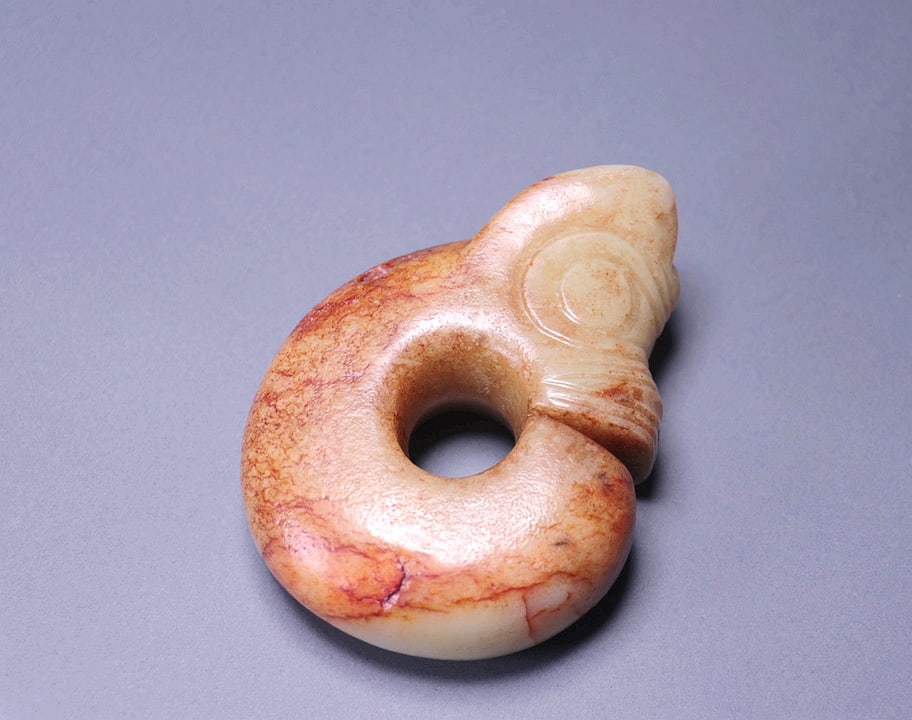 A JADE PIG-DRAGON (ZHULONG): A JADE PIG-DRAGON (ZHULONG) Size:Length:11.5cm,Width:8.5cm